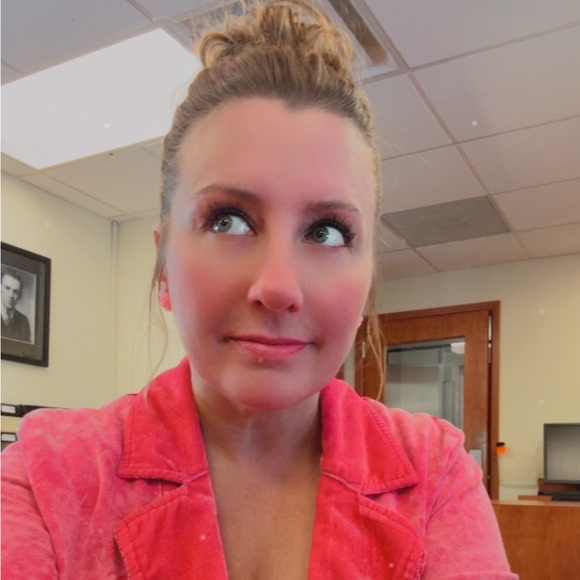 Meet your Posher, Lauren - Picture 2 of 3